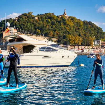 Alquiler de paddlesurf en la Playa de la Concha en San Sebastián, Guipúzcoa