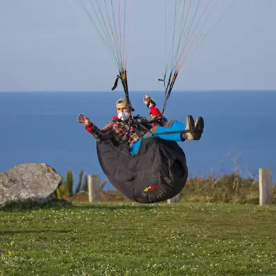 Parapente biplaza en Gijón con vistas a la costa asturiana