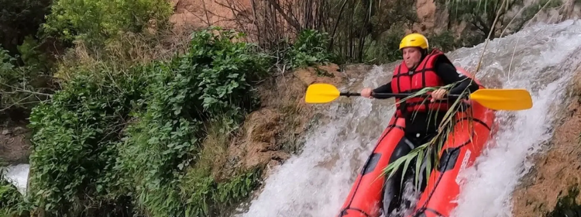 Descenso en kayak por las aguas bravas del río Mijares en Montanejos, Castellón