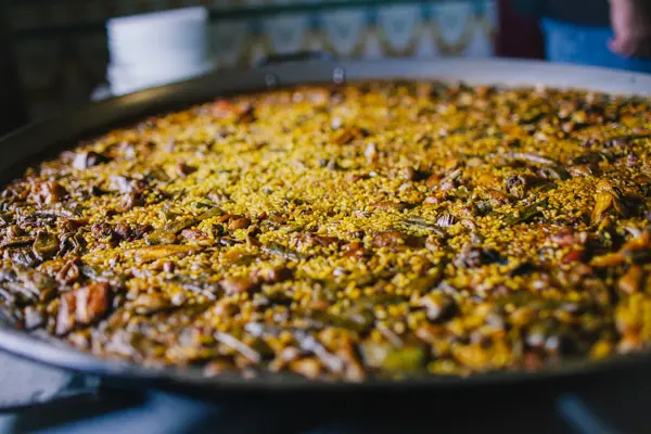Rafting en el río Segura con paella, bebida y postre en un restaurante a orillas del río