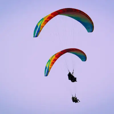 Parapente biplaza en Gijón con vistas a la costa asturiana