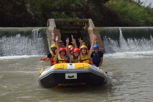 Rafting en el río Segura con paella, bebida y postre en un restaurante a orillas del río