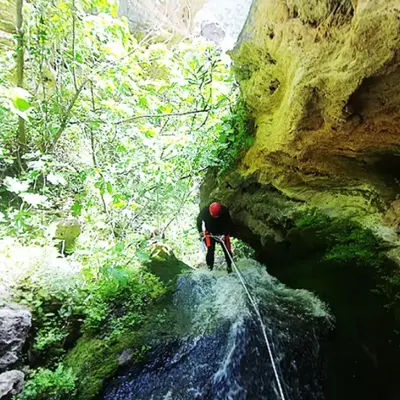 Barranquismo acuático nivel técnico en el Barranco del Nacimiento desde Millares