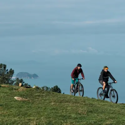 Ruta guiada privada en bicicleta eléctrica de montaña (e-MTB) por la Costa Vasca con recogida en alojamiento
