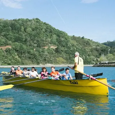 Remo tradicional vasco en trainera por el río Oria desde Orio, Guipúzcoa