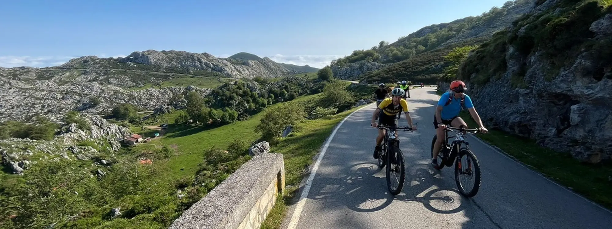 Ruta en bicicleta eléctrica desde Benia de Onís a los Lagos de Covadonga en Asturias