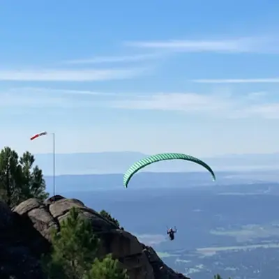 Vuelo en parapente por el Valle del Tiétar y la Sierra de Gredos desde Pedro Bernardo
