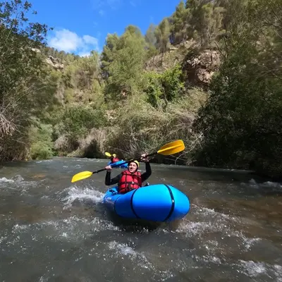 Descenso en kayak por las aguas bravas del río Mijares en Montanejos, Castellón