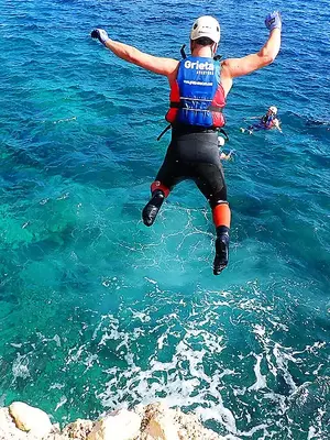 Coasteering por los acantilados de la Playa de Torres en Villajoyosa