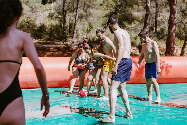 Humor amarillo acuático de verano en Estivella
