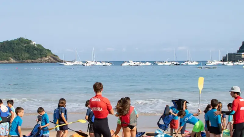 Alquiler de kayak en la Playa de la Concha en San Sebastián, Guipúzcoa