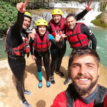Descenso de aguas bravas por el río Mijares con tu propio cuerpo desde Montanejos, Castellón