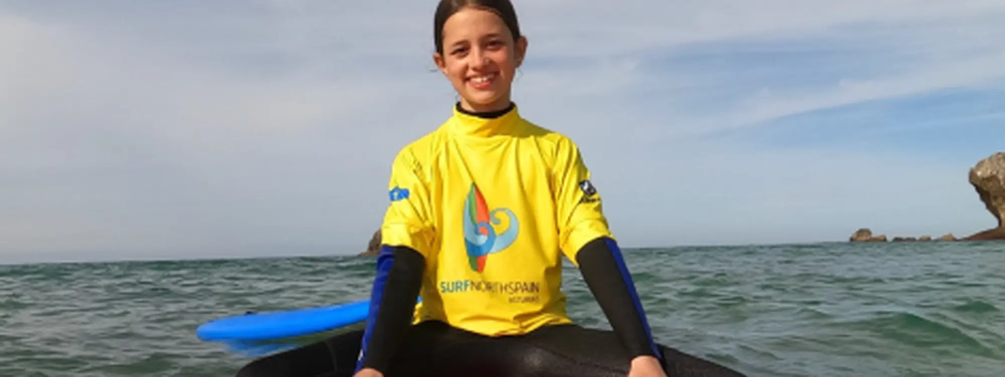 Clase de surf de 1 hora para niños en Llanes