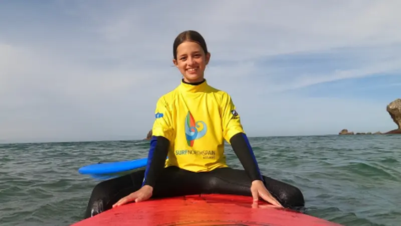 Clase de surf de 1 hora para niños en Llanes