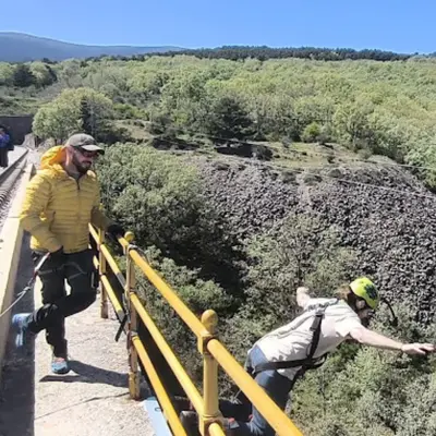 Salto de Puenting de 30 metros de altura desde el puente de Buitrago del Lozoya, Madrid