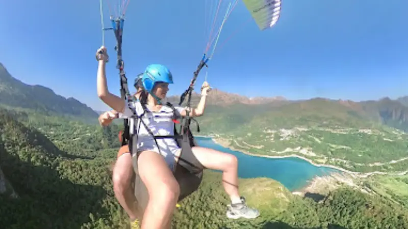Vuelo en parapente biplaza sobre el Valle de Tena, Pirineo Aragonés