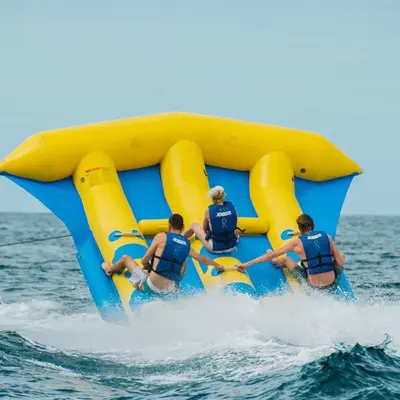 Hinchables acuáticos en Alicante: Crazy Sofa y Flyfish desde el Puerto Deportivo