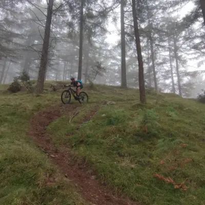 Ruta guiada privada en bicicleta de montaña por la Costa Vasca con recogida en alojamiento