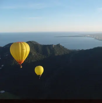 Vuelo en globo privado con cena gourmet en Mallorca
