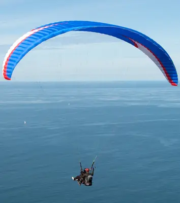 Vuelo avanzado en parapente en Orio con acrobacias y toma de mandos