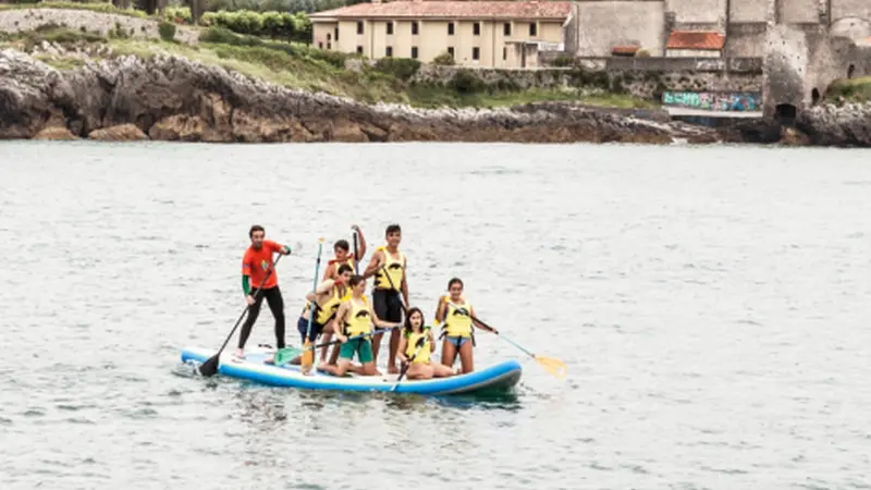 Tour en Big SUP en Llanes: diversión en grupo sobre el agua