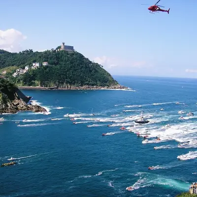Regatas Bandera de la Concha en barco en San Sebastián, Guipuzcoa
