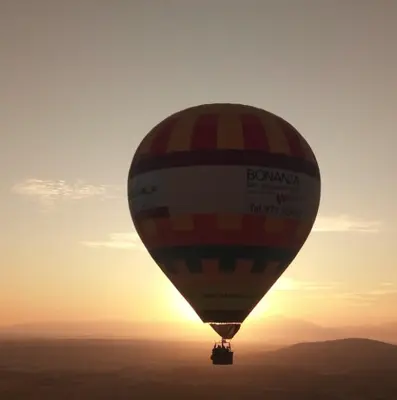 Paseo en Globo al atardecer en Mallorca con copa de cava y vistas increíbles