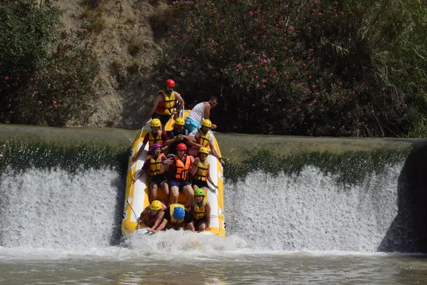 Rafting en el río Segura con paella, bebida y postre en un restaurante a orillas del río