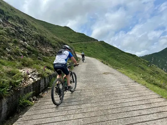 Ruta en bicicleta eléctrica desde Benia de Onís a los Lagos de Covadonga en Asturias