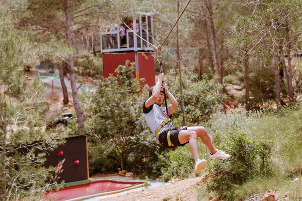 Circuito aéreo con tirolinas para niños en Estivella
