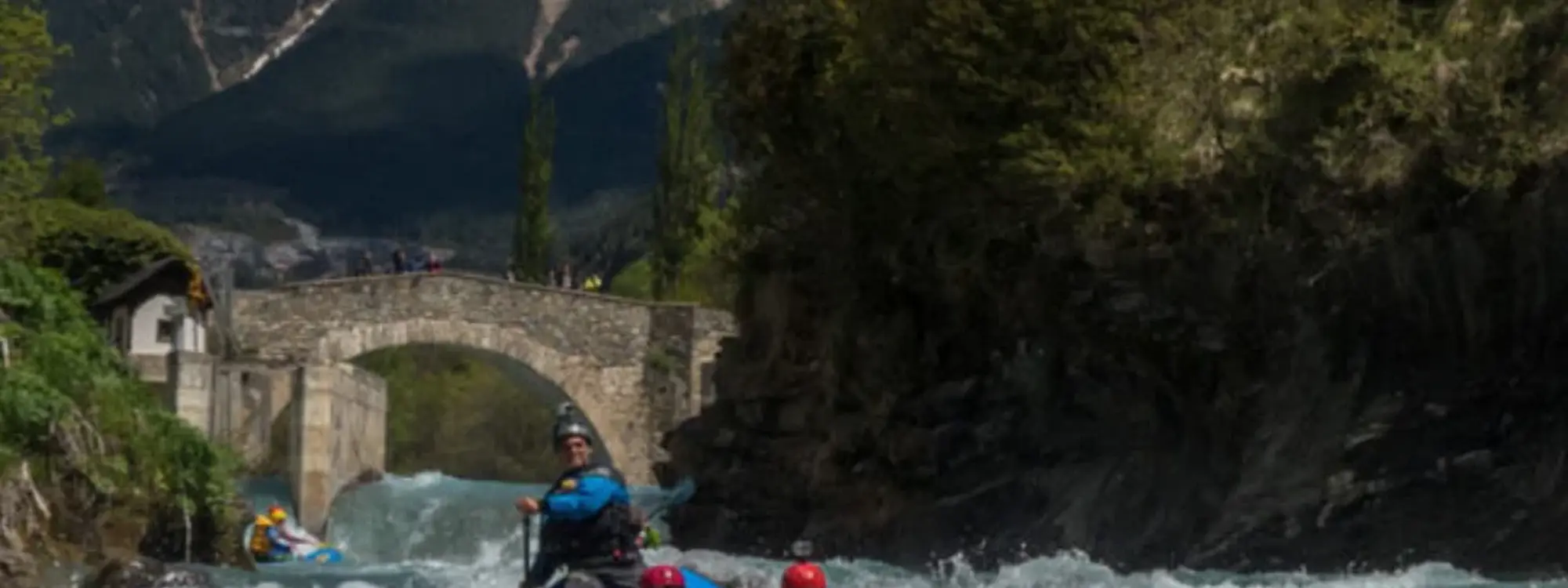 Rafting en el río Esca en el valle del Roncal