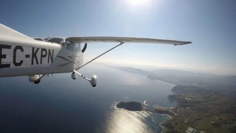 Vuelo de divulgación en avioneta en el aeropuerto de San Sebastián, Guipúzcoa