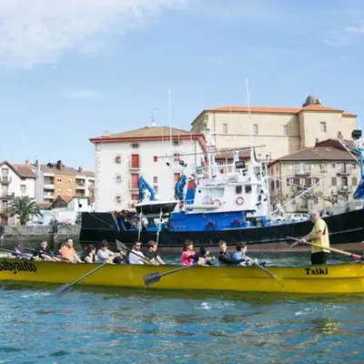 Remo tradicional vasco en trainera por el río Oria desde Orio, Guipúzcoa
