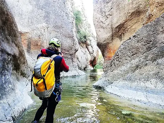 Barranquismo acuático nivel medio en el río Amadorio desde Relleu