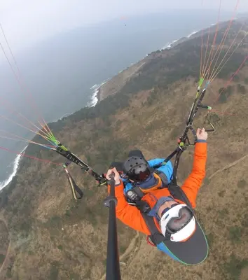 Vuelo avanzado en parapente en Orio con acrobacias y toma de mandos