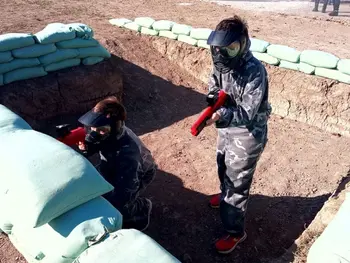 Paintball infantil con bolas ilimitadas y opción de menú infantil en Puente Tocinos