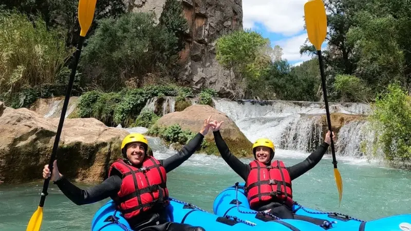 Descenso en kayak por las aguas bravas del río Mijares en Montanejos, Castellón
