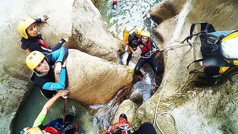 Barranquismo acuático nivel iniciación en el Barranco de Bolulla desde Bolulla