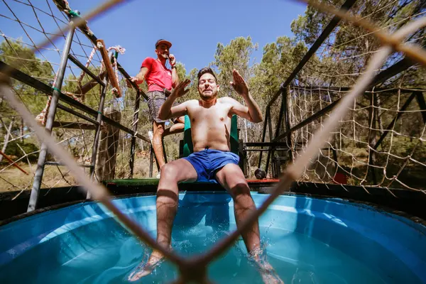 Humor amarillo acuático de verano en Estivella