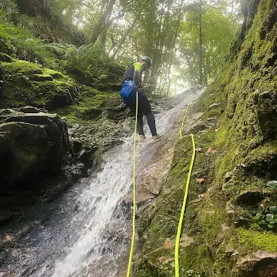 Barranquismo acuático en el barranco Vallegón de nivel II (medio) desde Arriondas, Asturias