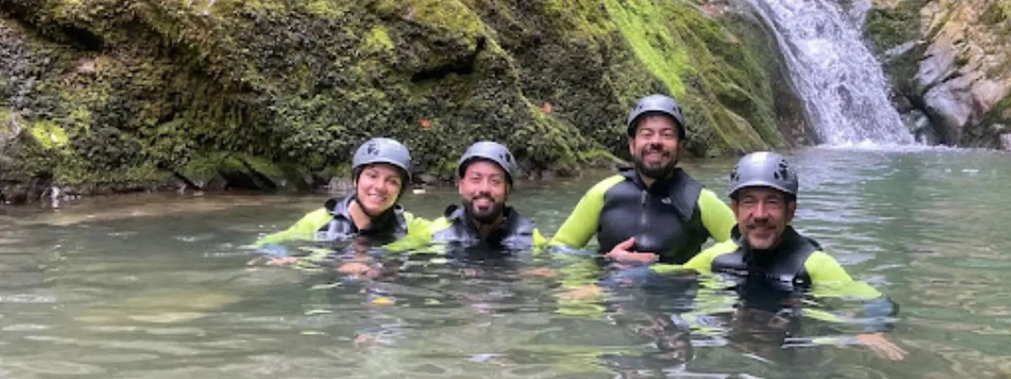 Barranquismo acuático en el barranco Vallegón de nivel II (medio) desde Arriondas, Asturias