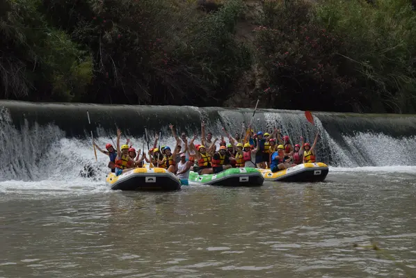 Rafting en el río Segura con paella, bebida y postre en un restaurante a orillas del río