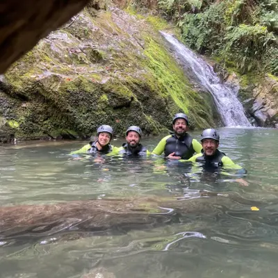 Barranquismo acuático en el barranco Vallegón de nivel II (medio) desde Arriondas, Asturias