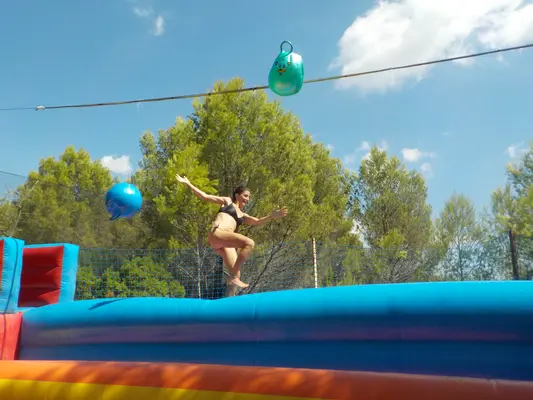 Humor amarillo acuático de verano en Estivella