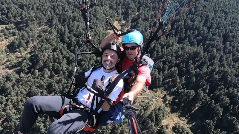 Bautismo de vuelo en parapente en Somosierra sobre el Valle del Lozoya