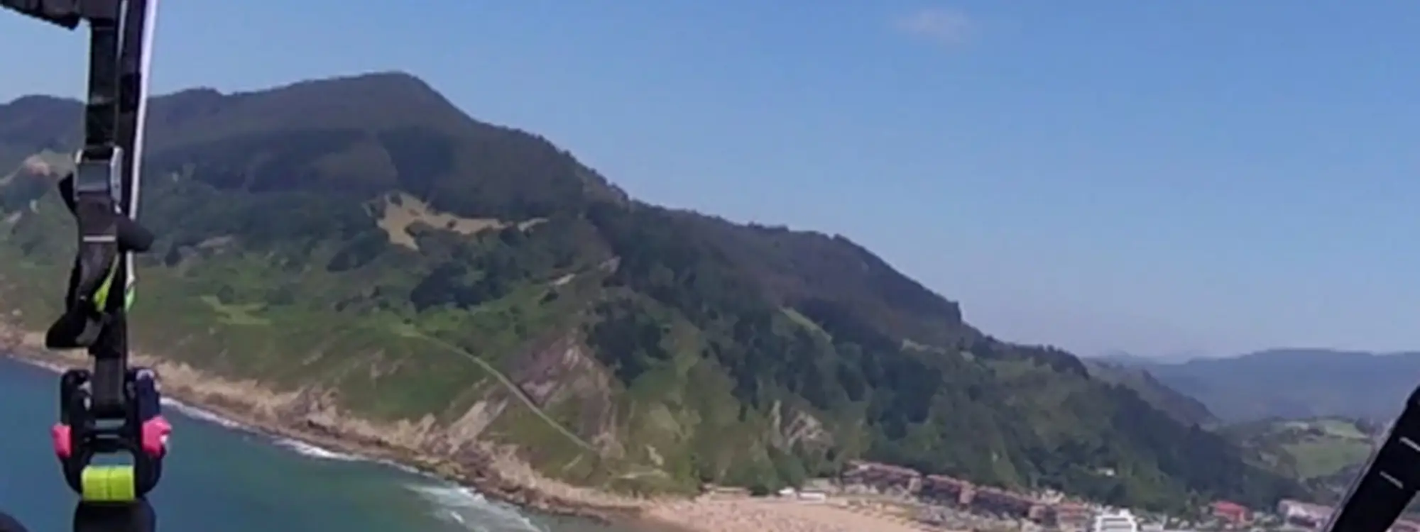 Vuelo avanzado en parapente en Orio con acrobacias y toma de mandos