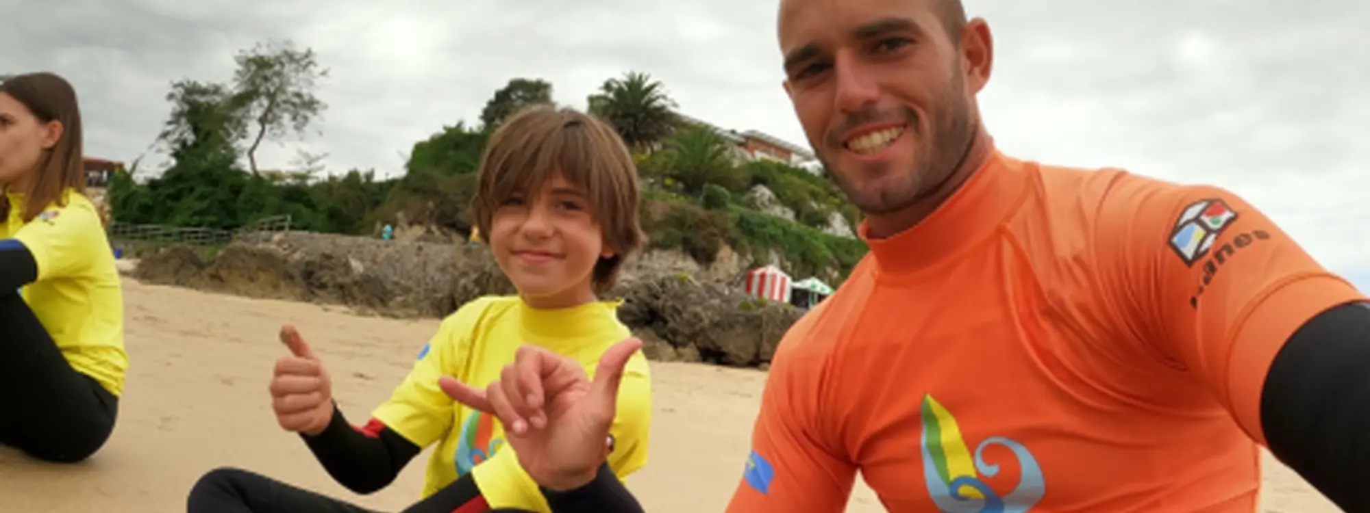 Clase de surf de 1 hora para niños en Llanes