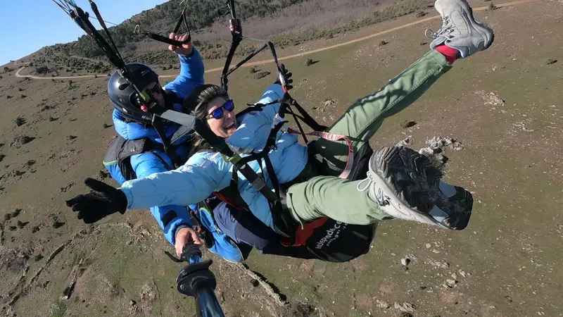 Vuelo en parapente por la vertiente sur de la Sierra de Gredos desde Cebreros