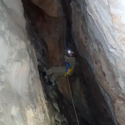 Espeleología avanzada en la Cueva de los Pericos en Confrides