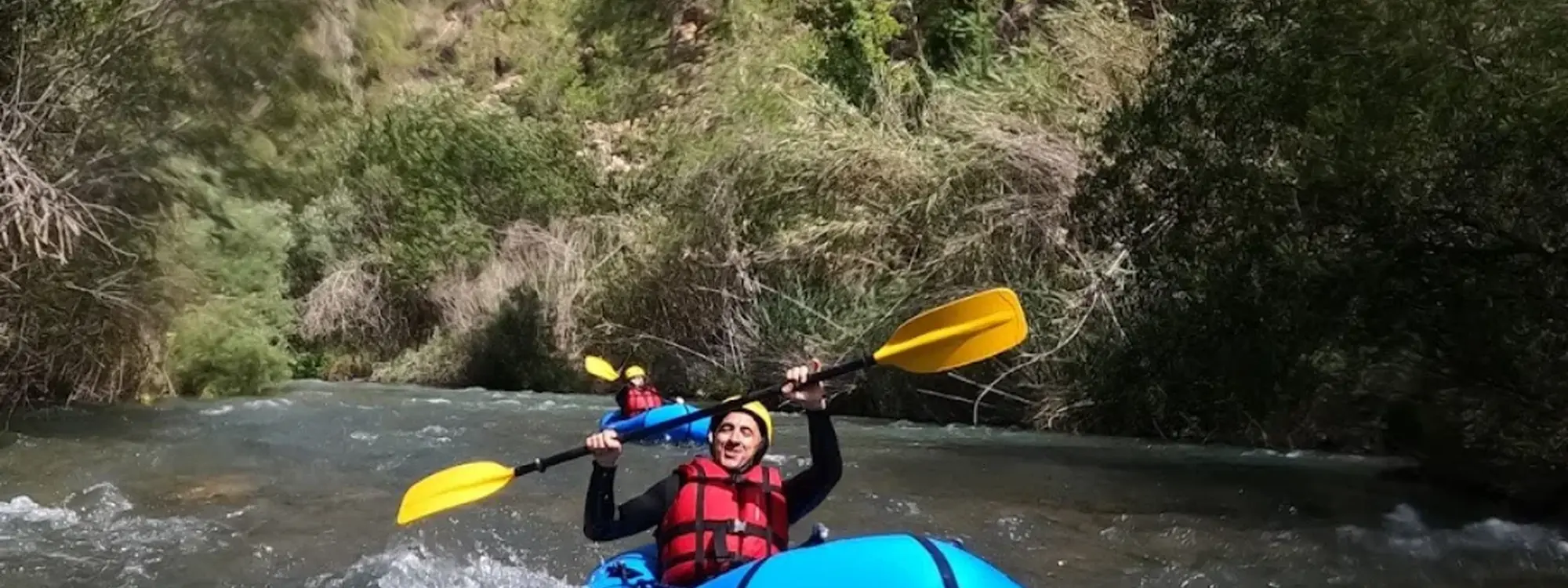 Descenso en kayak por las aguas bravas del río Mijares en Montanejos, Castellón